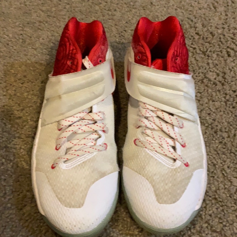 Nike kyrie Irving #2. Size 7. Worm a couple times but overall great condition.